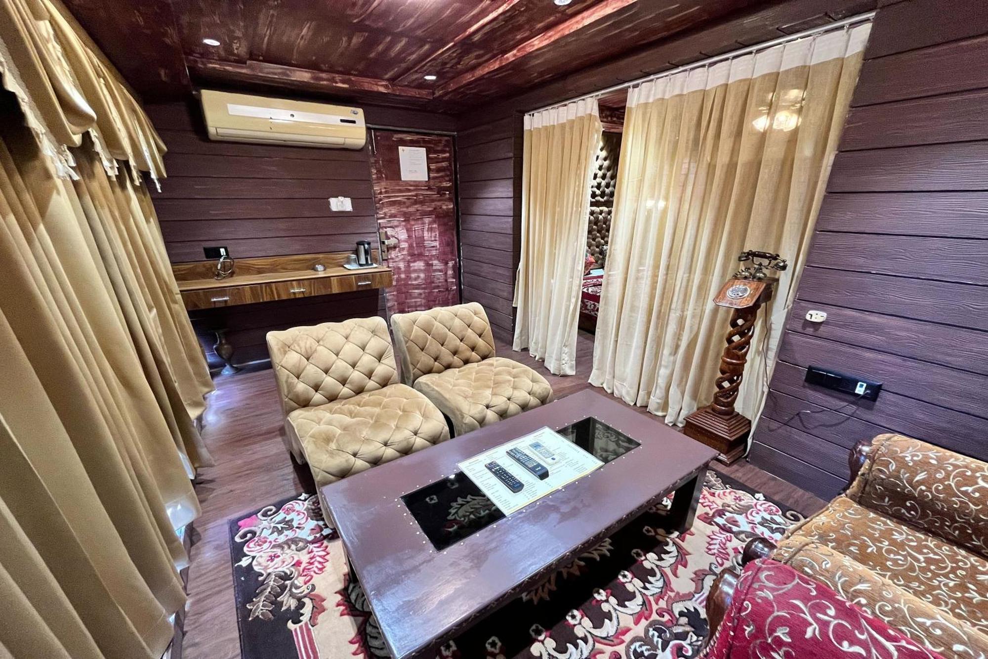 Hotel Shailly Inn 아흐메다바드 외부 사진